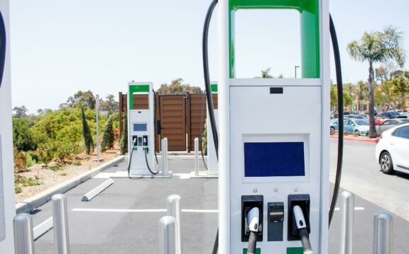 Objavljen javni razpis za sofinanciranje postavitve javno dostopne polnilne infrastrukture za električna vozila