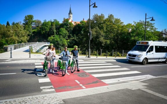 Kolo ali knjiga, samo da se miga!