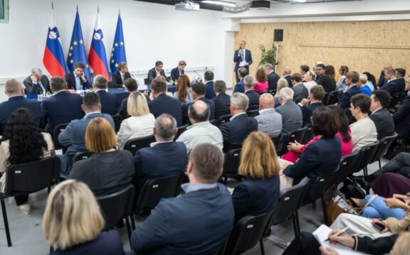 Vlada obisk sklenila na Razvojnem centru Novo mesto