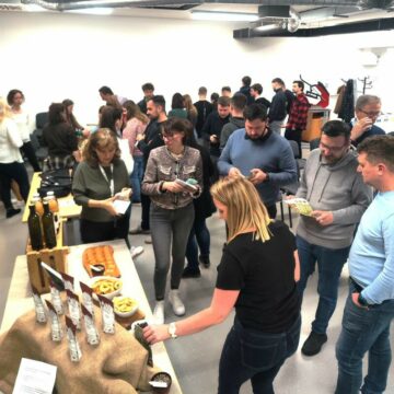 podjetniki, ljudje v dvorani, ogled izdelkov, druženje, mreženje